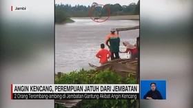 VIDEO: Angin Kencang, Perempuan Jatuh dari Jembatan