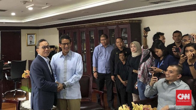 Sandiaga Uno menemui Zulkifli Hasan menggelar pertemuan tertutup di Gedung DPR. Sandi menyebut agenda pertemuan tersebut santai.