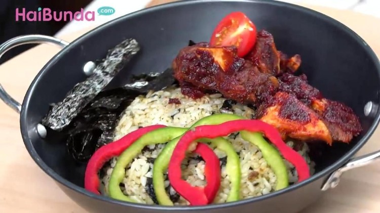 Hidangan satu ini pas bagi Bunda yang doyan menyantap makanan khas Korea Selatan. Iga sapi berbalur saus pedas, wah siapa bisa menolak.