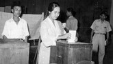 FOTO: Pemilu 1955, Tonggak Sejarah Demokrasi Indonesia Gambaran Pemilu pertama RI pada 1955 yang digelar di tengah suasana keamanan negara yang tidak kondusif akibat maraknya pemberontakan.