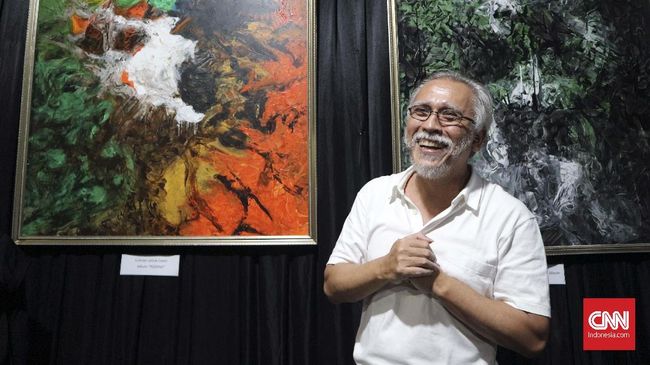 Iwan Fals ternyata bukan hanya bisa menyanyi. Dalam masa pemulihan pascaoperasi cedera lengan tahun lalu, ia juga melukis 'ureg-ureg.'