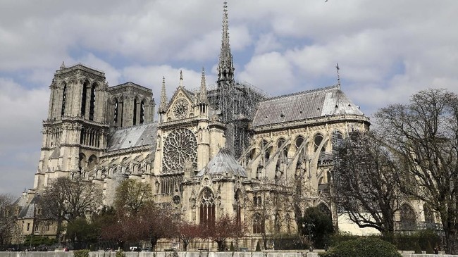 Katedral Notre Dame di Paris, Prancis mengadakan konser spesial malam Natal untuk pertama kali sejak dilanda kebakaran pada April 2019.