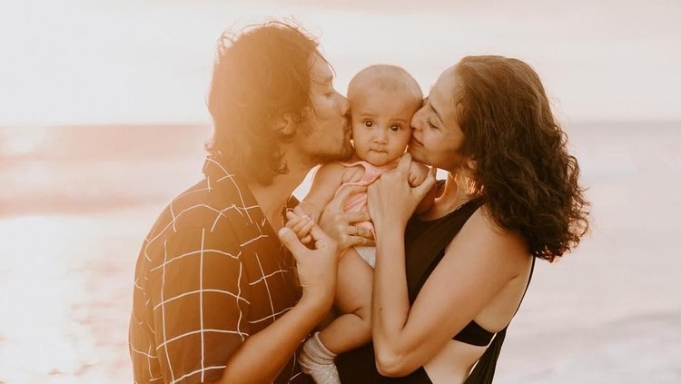 Di mata sang istri, Chicco Jerikho rupanya sosok ayah yang posesif.