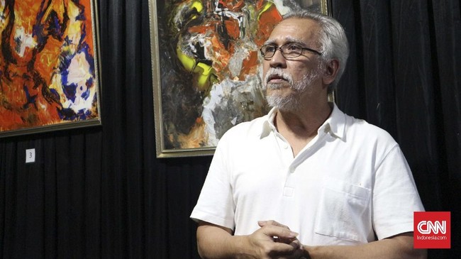 Iwan Fals mengaku sedih menyaksikan pertandingan sepak bola di tengah pandemi Covid-19 karena tribune stadion kosong tanpa kehadiran suporter.