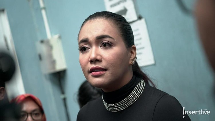 Masih proses kemoterapi, Shakira alami batuk pilek. Denada pun merasa khawatir.