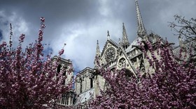 FOTO: Gereja Notre Dame Sebelum Dilalap Api