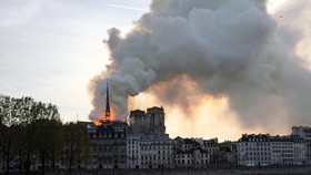 Kebakaran Katedral Notre-Dame Paris Berhasil Dipadamkan
