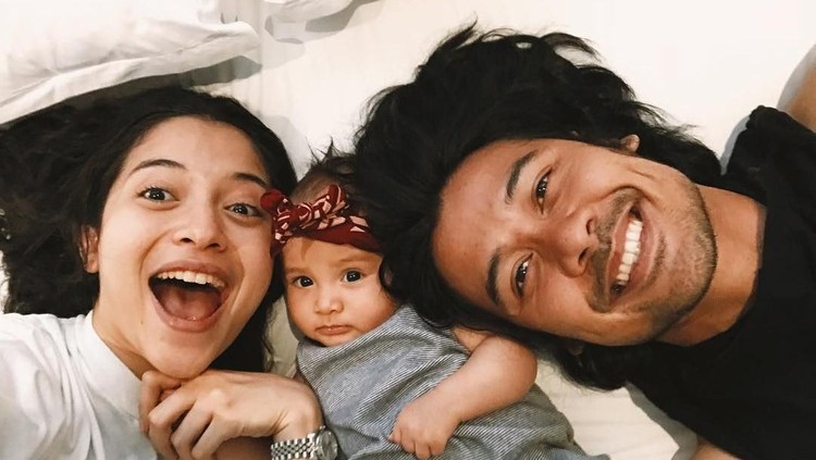 Putri Marino sering mengungkapkan isi hatinya untuk Surinala dan Chicco di Instagram. Simak betapa puitisnya Putri sebagai bunda dan istri.