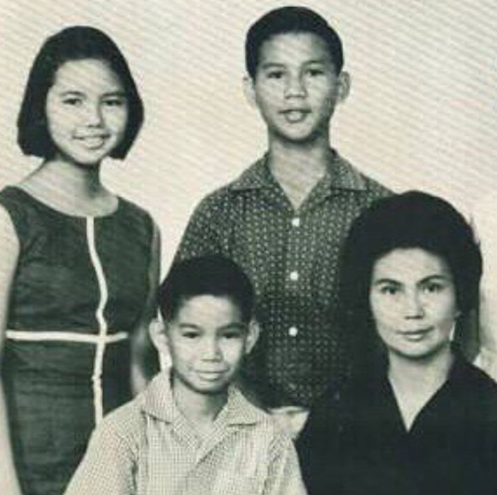 <p>Berpose bersama adik laki-laki, dua kakak perempuan, dan ibunda tercinta, Dora Siregar. (Foto: Instagram/ @prabowo)  </p>