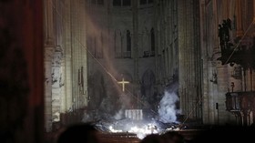 FOTO: Amuk Si Jago Merah di Gereja Notre-Dame