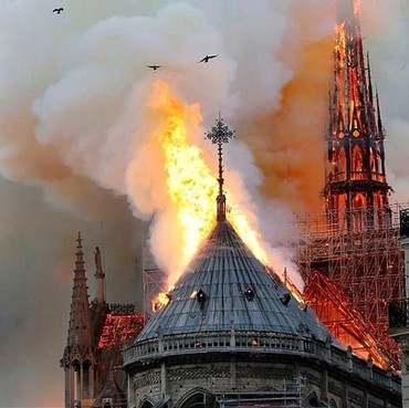 Kebakaran Hanguskan Gereja Katedral Notre Dame di Paris