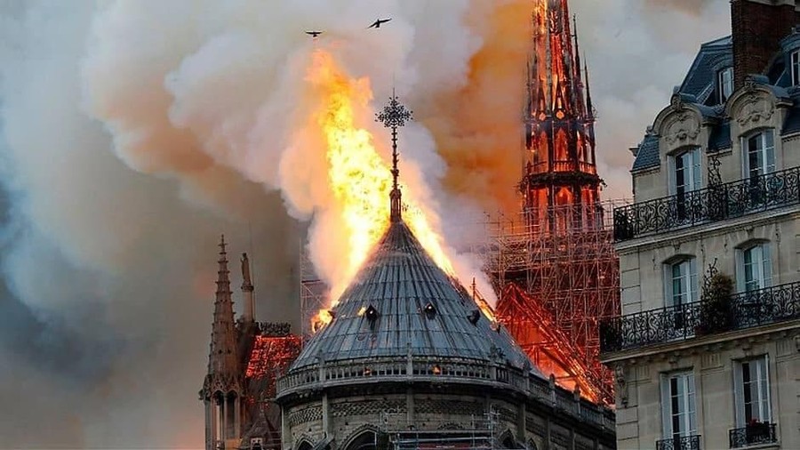 Sharena Delon menyesal tidak sempat masuk ke dalam Gereja Katedral Notre Dame.