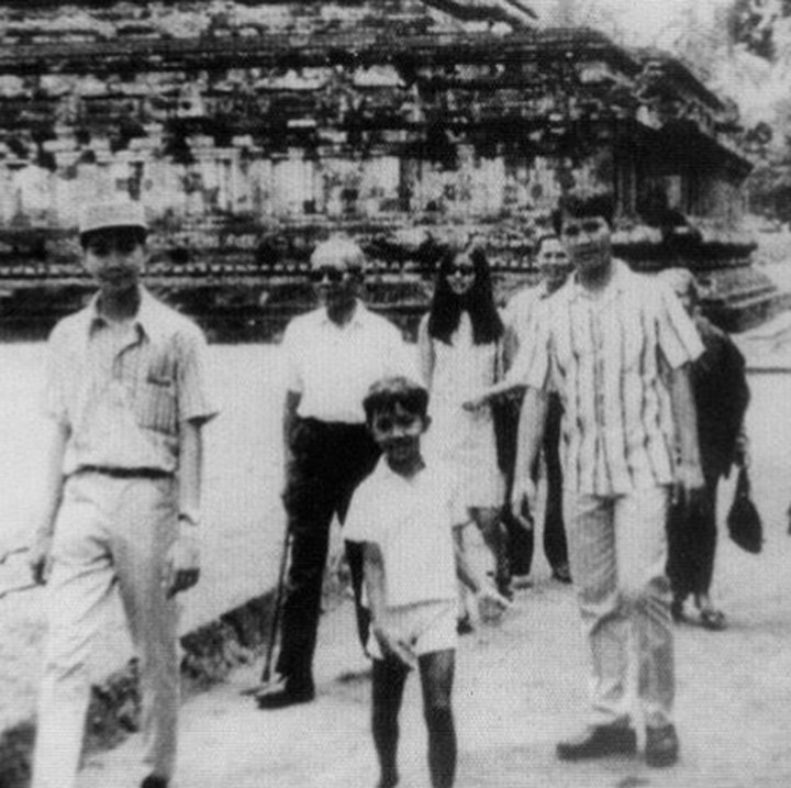 <p>Asyiknya jalan-jalan ke Borobudur bersama eyang kakung tercinta, RM Margono Djojohadikoesoemo. (Foto: Instagram/ @prabowo)</p>