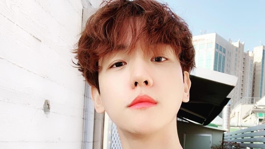 Baekhyun EXO mengunggah foto selfie saat tengah berada di pesawat menuju Jakarta.