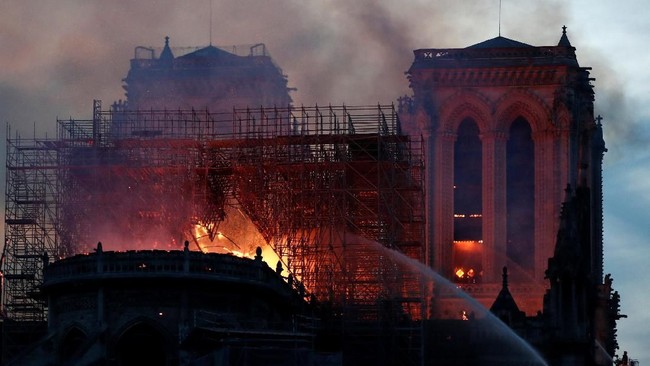 Gereja Katedral Notre Dame de Paris merupakan situs warisan UNESCO. Kebakaran menghancurkan bagian atap tanpa tersisa.