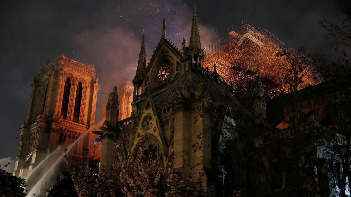 FOTO: Amuk Si Jago Merah di Gereja Notre-Dame