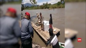 VIDEO: Lewati Sungai Deras, Logsitik Pemilu Diangkut Rakit