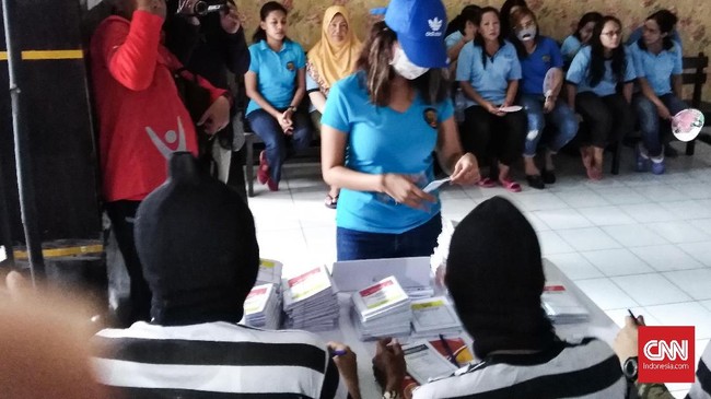 Artis Vanessa Angel menggunakan hak pilihnya dalam Pemilu 2019 di Rutan Klas I Surabaya, Medaeng, Sidoarjo.