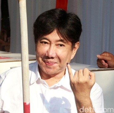 Guruh Soekarnoputra Nangis Saat Tangan Diurut Ida Dayak