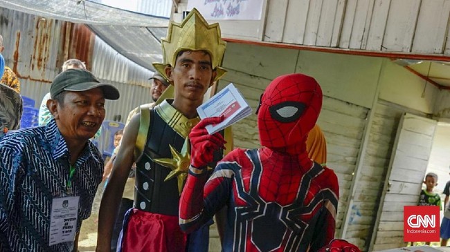 Penampakan pahlawan super Spiderman dan Gatot Kaca meramaikan Tempat Pemungutan Suara (TPS) 01, Pematang Kapau, Pekanbaru.