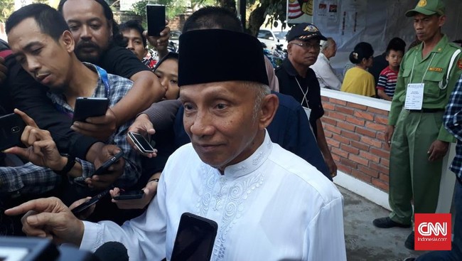 Amien Rais menyebut people power bisa dilakukan dengan cara paling mudah yakni memfoto hasil perhitungan di TPS masing-masing sebagai bukti jika ada kecurangan.