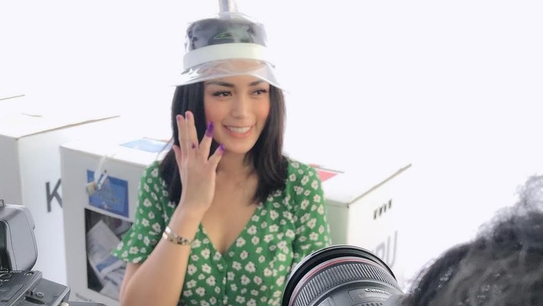 Setelah menyoblos di TPS, banyak warga yang memajang foto jarinya bertinta di media sosial. Berikut 10 potret artis dengan jari bertinta setelah nyoblos.