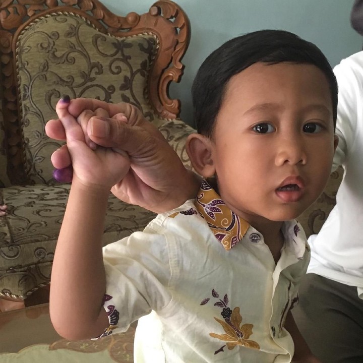 <p>Bunda, aku udah nyoblos sama ayah nih.  </p>