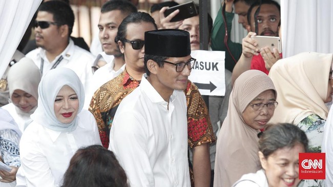 Sandiaga dua kali tak mendampingi Prabowo Subianto saat memberi keterangan pada wartawan. Saat terlihat, Sandi langsung meninggalkan rumah Prabowo.