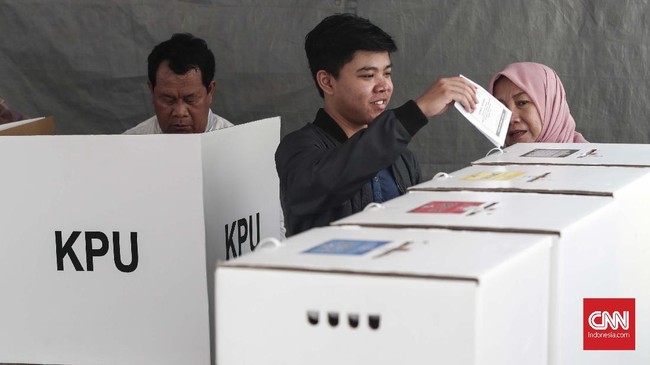 KPUD Kabupaten Tangerang menyatakan sejumlah warga yang tidak memegang Form A5 memaksa memilih di TPS pemilih tambahan di Mall Maxxbox.