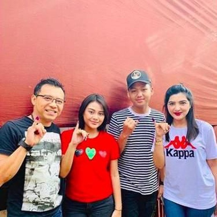 <p>Anggota keluarga A6 atau Asix, Anang Hermansyah, Ashanty, Aurel, dan Azriel sudah menggunakan hak pilihnya nih. (Foto: Instagram @ashanty_ash)</p>