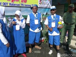 Aksi Jenaka Petugas TPS Berlagak Anak TK demi Hadirkan Pemilu Gembira