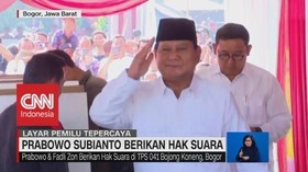 VIDEO: Berbaju Putih, Prabowo Subianto Berikan Hak Suara