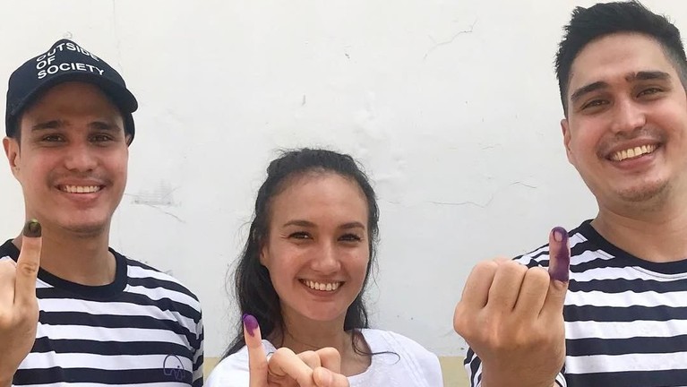 10 Foto Artis Pajang Jari Tinta Bukti Nyoblos di Pemilu 2019 Setelah menyoblos di TPS, banyak warga yang memajang foto jarinya bertinta di media sosial. Berikut 10 potret artis dengan jari bertinta setelah nyoblos.