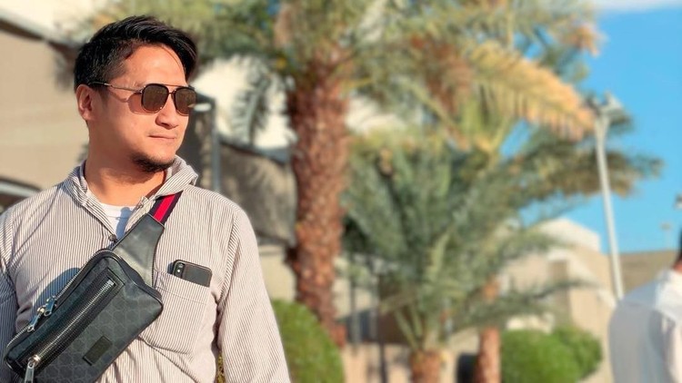 Arie Untung mengunggah foto yang membandingkan antara virus corona dengan kasus kelaparan. Unggahan ini membuat Arie dikritik oleh netizen di media sosial.