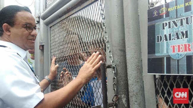 Saat Gubernur DKI Anies Baswedan mengunjungi Rutan Salemba untuk memantau pencoblosan, warga binaan meneriakkan nama Prabowo yang dibalas Anies dengan senyuman.