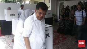 Kebingungan, Istri JK Salah Masukkan Kertas Suara Pemilu 2019