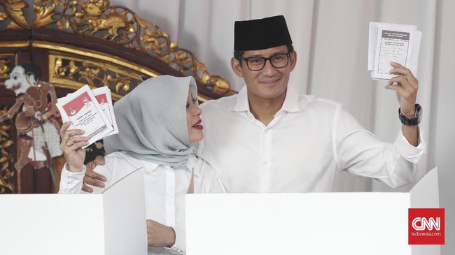Calon Wakil Presiden Sandiaga Uno mengecek lokasi pusat pemantauan suara relawannya. Pusat pemantauan katanya, merupakan sumbangan relawan.