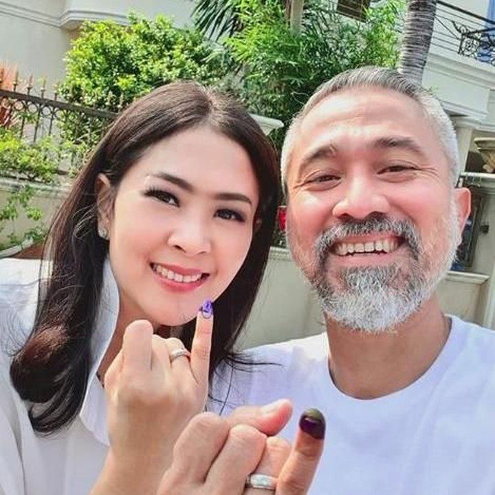 <p>Aktor Lukman Sardi bersama istri turut memamerkan jarinya yang sudah bertinta ungu. Tanda keduanya enggak golput. (Foto: Instagram @lkmnsrd)</p>