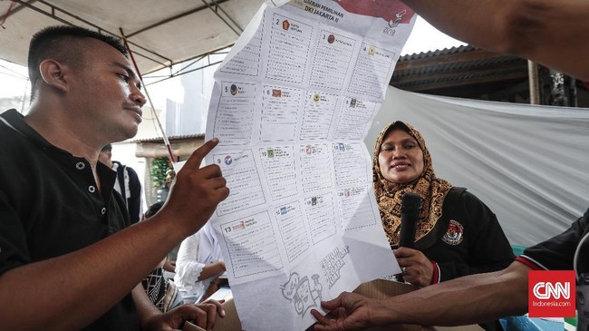 Bawaslu menyatakan ada 4,859 KPPS dalam Pemilu 2019 mengarahkan calon pemilih saat memberikan suara di TPS.