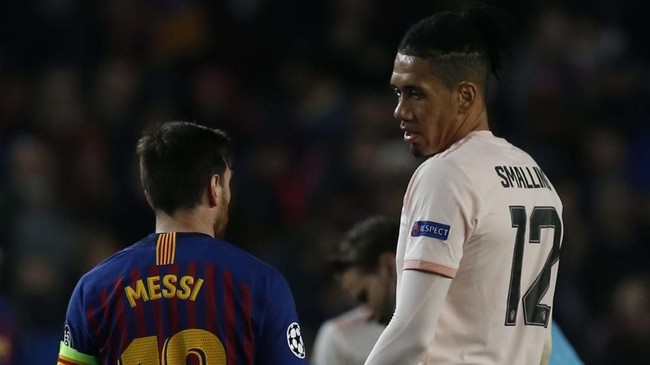Bek Manchester United Chris Smalling dianggap membangunkan Lionel Messi 'Si Monster' saat dikalahkan Barcelona 0-3 pada leg kedua perempat final Liga Champions.
