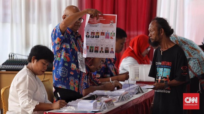 Warga di Kelurahan Bintara, Bekasi Barat telat nyoblos satu jam lebih karena surat suara pemilihan calon legislatif DPR tidak ada.