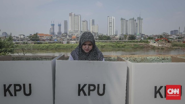Denny Indrayana menyatakan wacana penundaan pemilu merupakan pelecehan terhadap konstitusi negara UUD 1945.