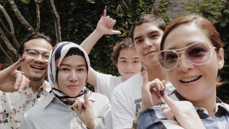 10 Foto Artis Pajang Jari Tinta Bukti Nyoblos di Pemilu 2019 Setelah menyoblos di TPS, banyak warga yang memajang foto jarinya bertinta di media sosial. Berikut 10 potret artis dengan jari bertinta setelah nyoblos.
