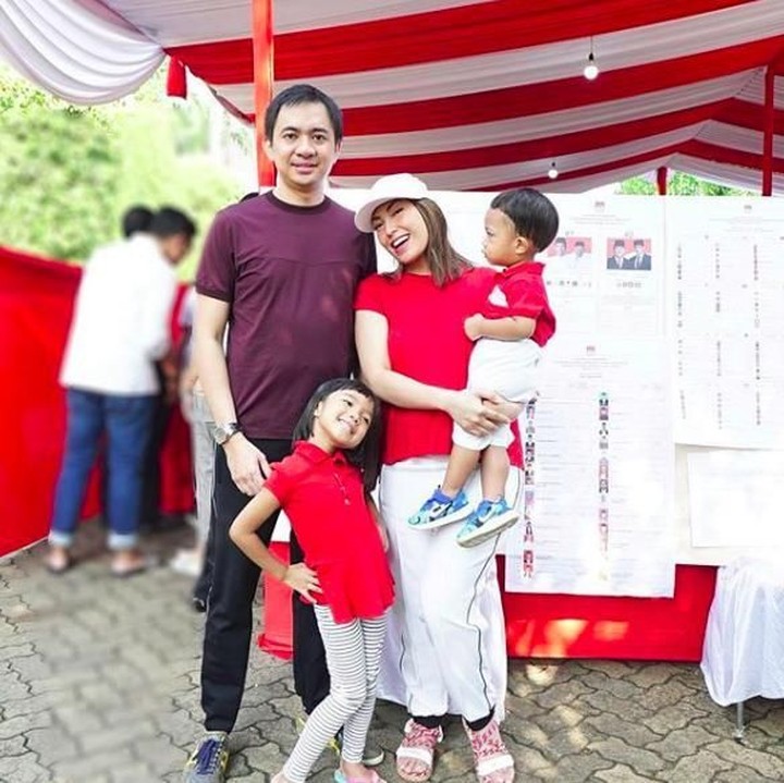 <p>Ayu Dewi dan suami sampai membawa anak-anaknya ke <a href="https://news.detik.com/berita/d-4513934/usai-nyoblos-bareng-iriana-jokowi-plong?tag_from=wp_cb_mostPopular_list&_ga=2.264897359.1701006509.1555297550-1806342202.1548465383" target="_blank">TPS</a>, lho. (Foto: Instagram @mrsayudewi)</p>