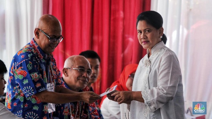 Presiden Joko Widodo (Jokowi) Didampingi Istri Iriana Joko Widodo Menghadiri TPS saat pemilu 2019. Presiden Joko Widodo (Jokowi) Didampingi Istri Iriana Joko Widodo Menghadiri TPS saat pemilu 2019. (CNBC indonesia/Andrean Kristianto)