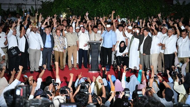 Wasekjen Demokrat Andi Arief menyebut ada 'setan gundul' dalam koalisi Prabowo-Sandi. Setan gundul ini menurutnya membisiki Prabowo soal kemenangan 62 persen.