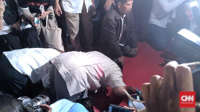 Prabowo Subianto sujud syukur usai mengklaim unggul 62 persen dalam Pilpres 2019. Klaim itu berdasarkan hasil real count tim BPN Prabowo-Sandi.