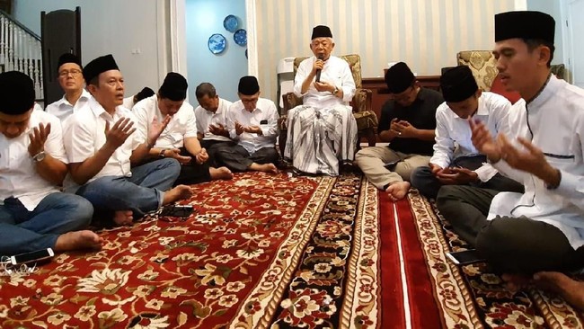 Ma'ruf Amin bersama keluarga dan kerabatnya menggelar syukuran di rumahnya di Jalan Situbondo, Jakarta Pusat. Syukuran itu untuk mendoakan kelancaran Pemilu.
