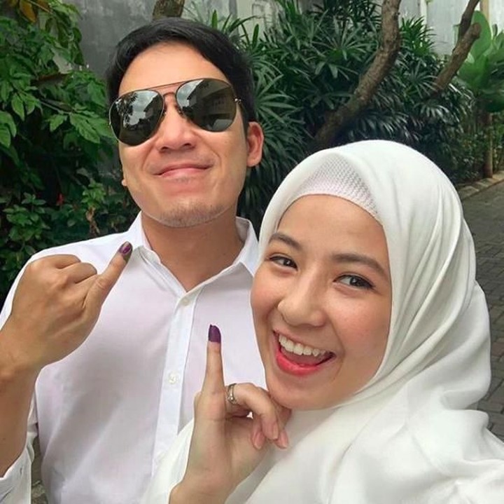 <p>Desta dan Natasha Rizky kompak mengenakan pakaian putih ke <a href="https://hot.detik.com/celeb/d-4514114/pertama-kali-posting-selfie-usai-nyoblos-nicholas-saputra-langsung-bikin-heboh?tag_from=wp_cb_mostPopular_list&_ga=2.227272285.1701006509.1555297550-1806342202.1548465383" target="_blank">TPS</a>. (Foto: Instagram @desta80s)</p>