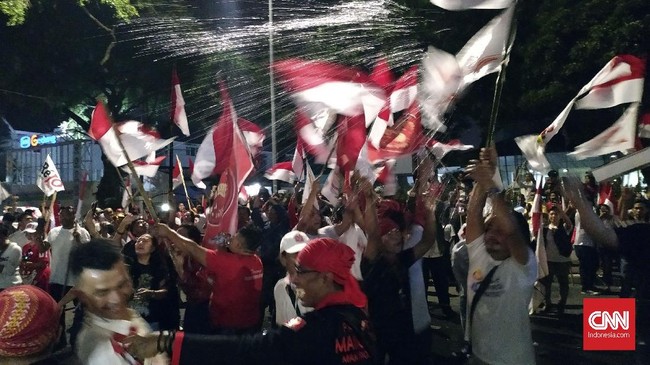 Ratusan pendukung Jokowi-Ma'ruf menutup ruas Jalan Proklamasi. Mereka menggelar 'pesta kecil' kemenangan Jokowi, meski baru merujuk hasil quick count.